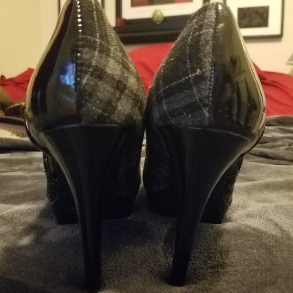 Plaid and black patent leather size 9 heels - Picture 3 of 6